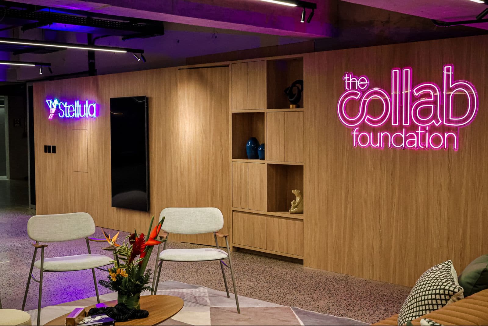 Interior do hub, com o neon “the collab foundation” na parede